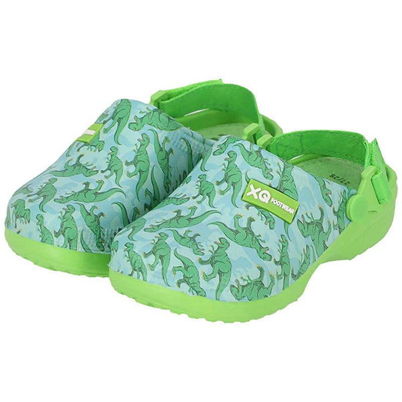 Een paar XQ Tuinklompen jongens - Klittenband & Dinoprint in groen en blauw, met dinosaurusmotief, verstelbare hielbandjes, lichtgewicht EVA, antislipzool en XQ FOOTWEAR-logo.