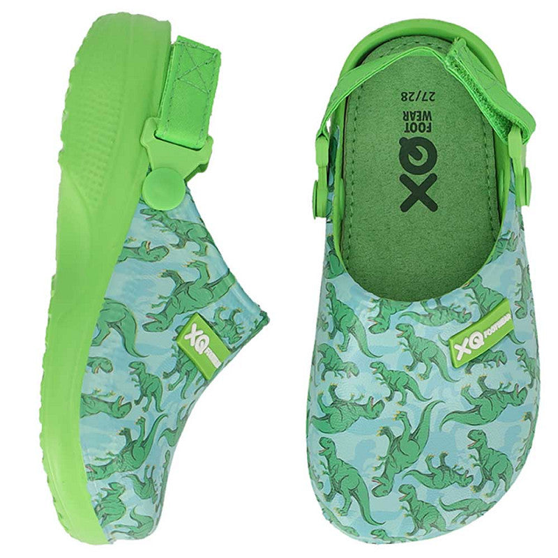 De XQ Tuinklompen jongens hebben een groene dinosaurusprint, klittenbandriemen, lichtgewicht EVA-ontwerp en antislip zool. Eén klomp wordt van boven en één van de zijkant getoond om deze kindvriendelijke details te benadrukken.