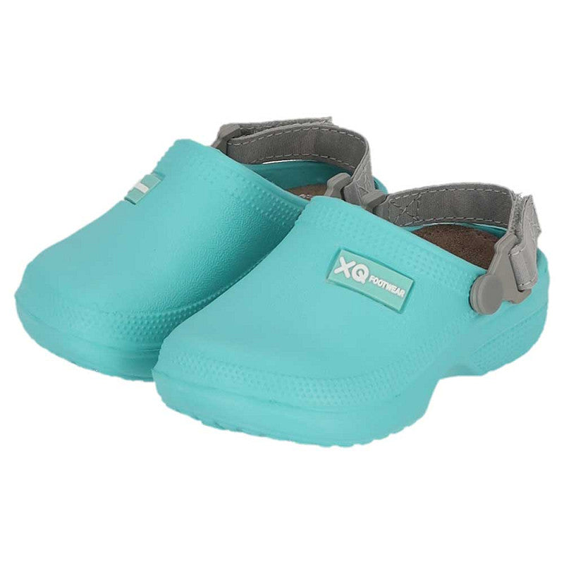 De XQ Tuinklompen Kinderen Met Klittenband - Aqua zijn turquoise klompkindersandalen met grijze verstelbare bandjes, gemaakt van lichtgewicht EVA en met het XQ Footwear-logo op de zijkant.