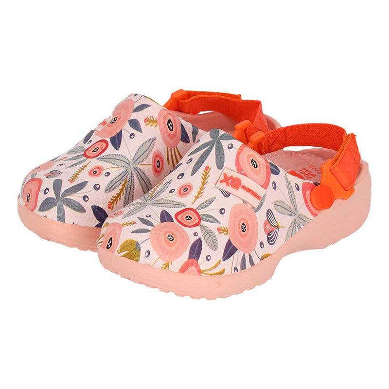 De XQ Tuinklompen Meisjes hebben een roze bloemenpatroon in roze, oranje en groene tinten, met verstelbare oranje hielbandjes, klittenbandsluiting en een antislip zool voor extra veiligheid.