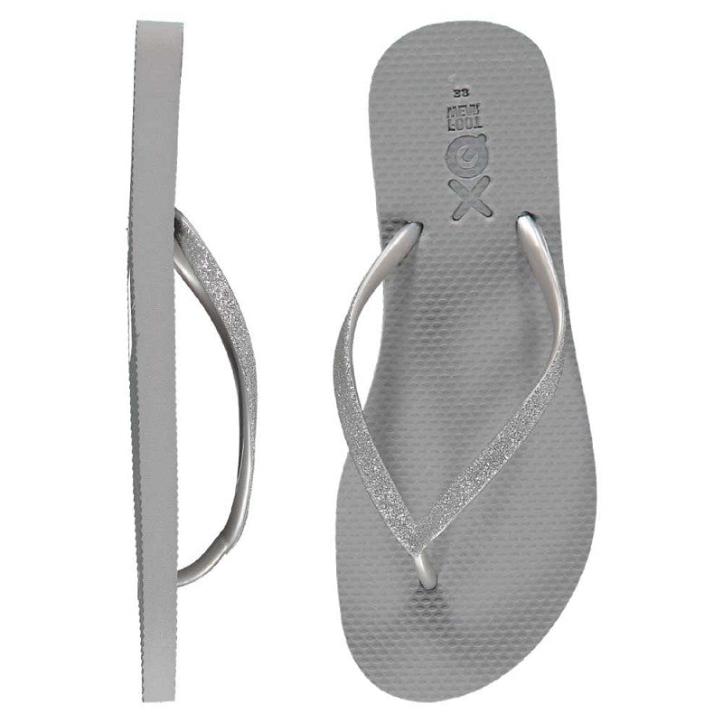 Detail van de glitterbandjes op de grijze XQ dames slippers