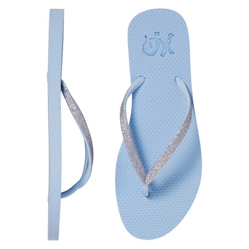 Vrouw draagt XQ dames slippers met lichtblauwe glitterbandjes op vakantie