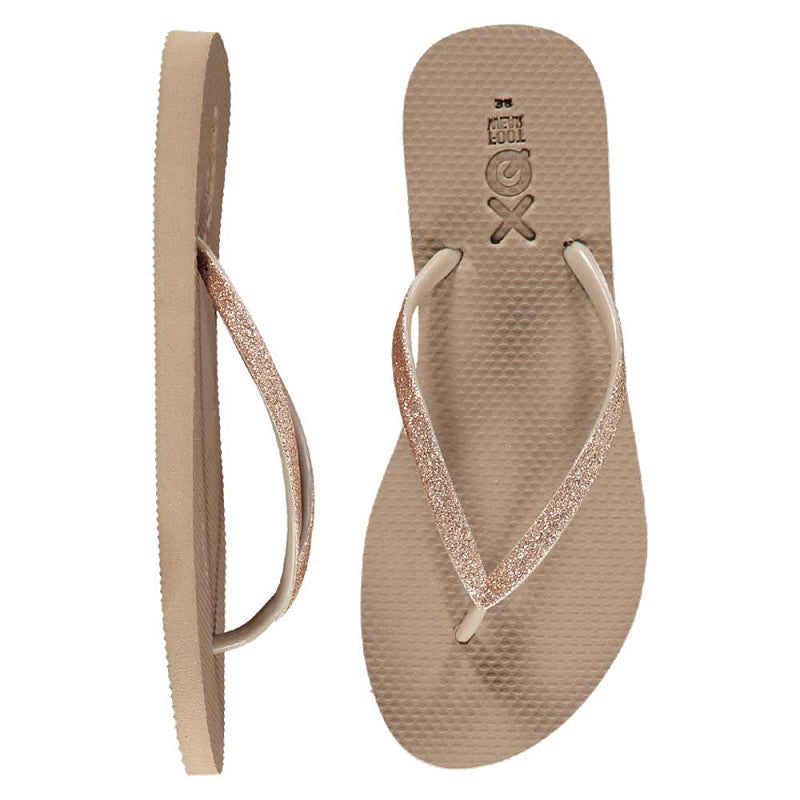 Detail van de glitterbandjes op de taupe XQ dames slippers