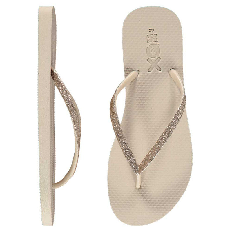 Detail van de glitterbandjes op de zandkleurige XQ dames slippers