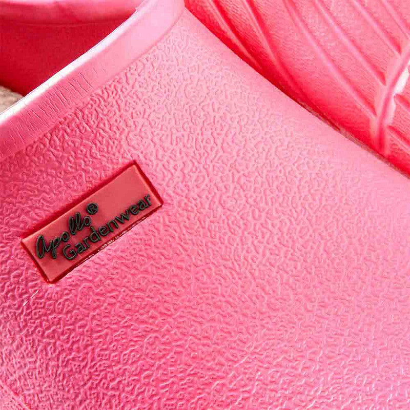 Close-up van XQ Tuinklompen Dames Donker Roze, een lichtgewicht instapmodel gemaakt van waterafstotend EVA en voorzien van een Apollo Gardenwear label aan de zijkant.