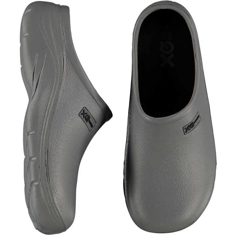 De XQ Tuinklompen Dames Grijs - Instapmodel & Lichtgewicht worden getoond in zij- en bovenaanzicht, met een gestructureerd oppervlak en een XO-logo op elke grijze, lichtgewicht slip-on klomp.