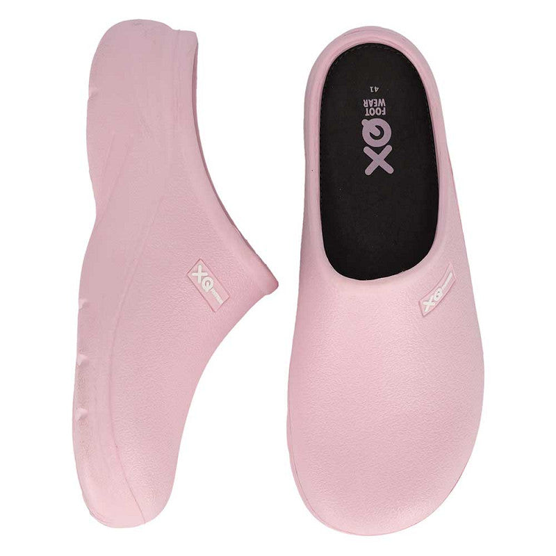 Een paar XQ Tuinklompen Dames Licht Roze - Instapmodel & Lichtgewicht wordt getoond: een klomp van opzij, de andere van boven, met de gesloten tenen en een zwarte binnenzool met FOOT WEAR en XO branding.