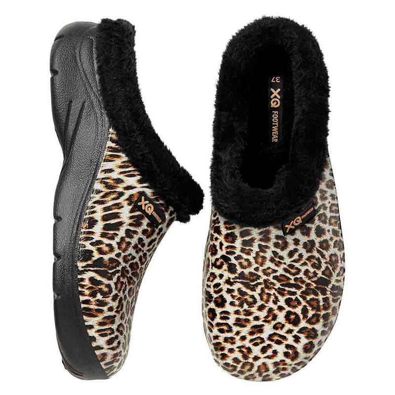 Een paar XQ Tuinklompen Dames Met Bontje slip-on clogs met een zwarte zool, voering van imitatie zwart bont en een bruine, zwarte en beige luipaardprint. De merknaam XQ Footwear is zichtbaar aan de binnenkant van één schoen.
