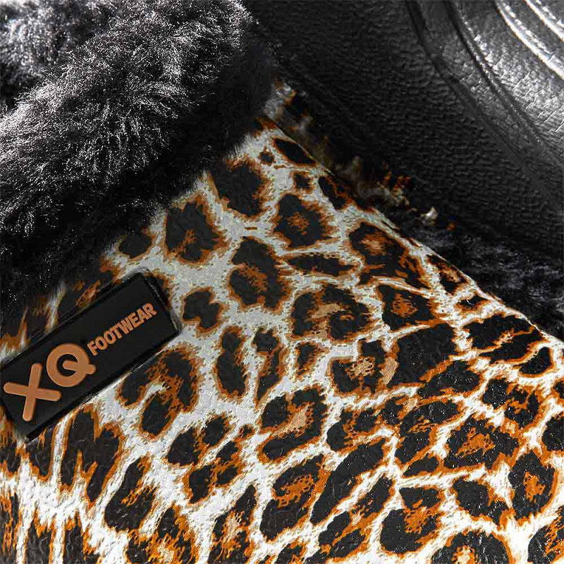 Close-up van de XQ Tuinklompen Dames Met Bontje - Luipaardprint, met een opvallende luipaardprint en zwarte bontrand. Een klein zwart label met XQ Footwear in goud voegt luxe en comfort toe aan deze stijlvolle warme klompen.