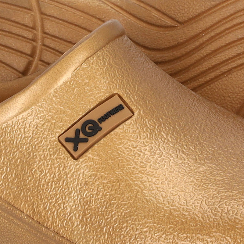 dame-in-tuin-met-xq-klompen-goud-comfort