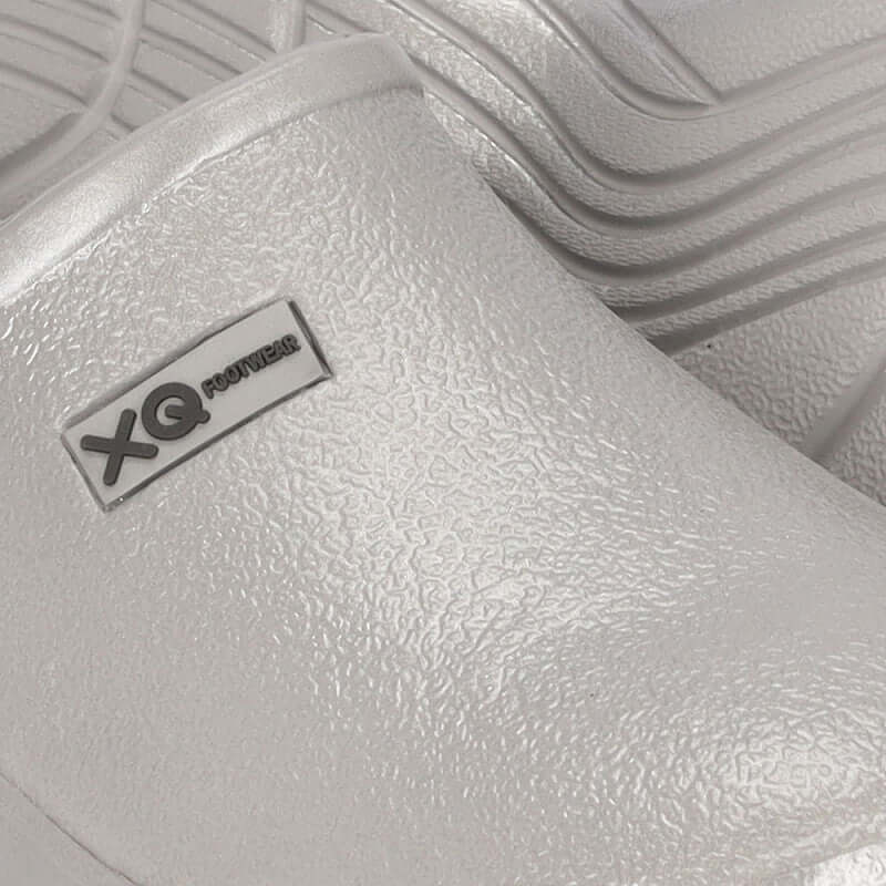 dame-in-tuin-met-xq-klompen-zilver-comfort