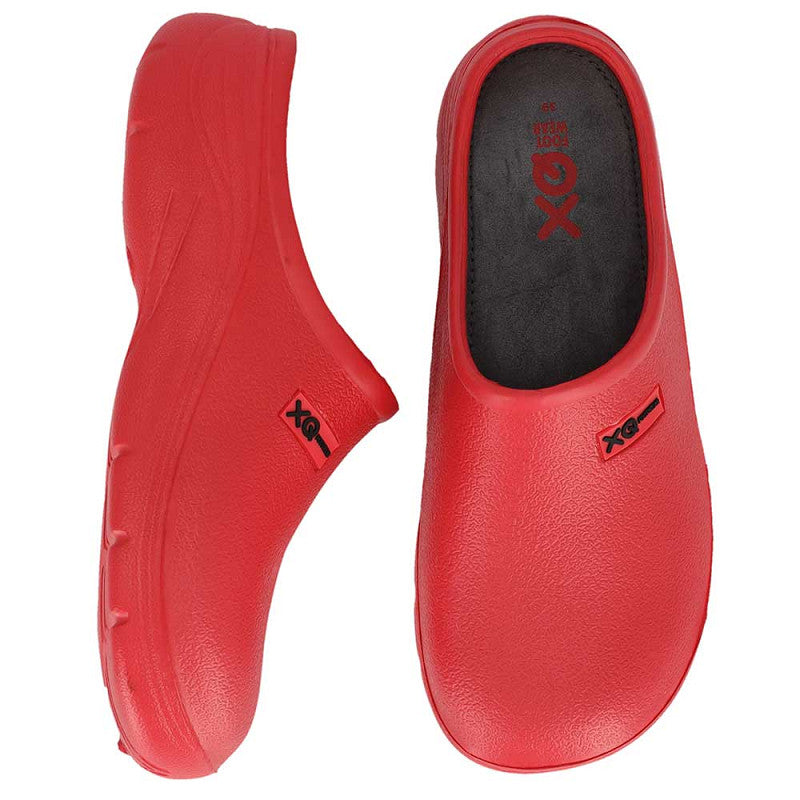 De XQ Tuinklompen Dames Rood zijn lichtgewicht slip-on clogs met een gesloten teen en open hiel. Op de ene schoen is de zwarte binnenzool met rode merkopdruk van bovenaf te zien, op de andere van opzij.