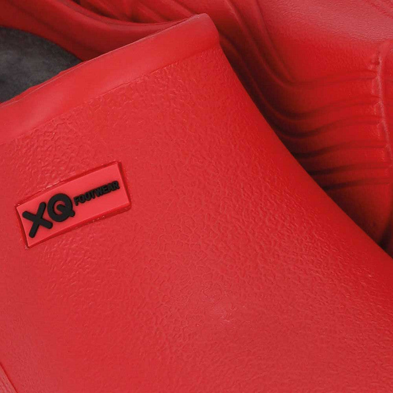Close-up van felrode XQ Tuinklompen Dames Rood - Instapmodel & Lichtgewicht, met een gestructureerd oppervlak en een XQ Footwear-label op de zijkant.