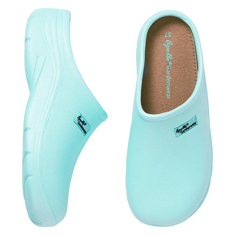 XQ Tuinklompen Dames Turquoise - Instapmodel & Lichtgewicht: lichtblauwe klompen met een klein rechthoekig logo aan de zijkant en een getextureerde zool. Top- en zijaanzicht tonen het stijlvolle ontwerp.