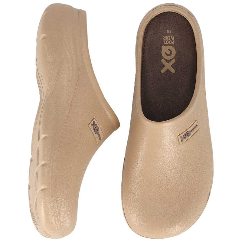 Een paar XQ Tuinklompen Dames Zand lichtgewicht instapklompen in beige, één van boven gezien en de ander van opzij, met een zool met textuur en een klein logolabel bij de opening.