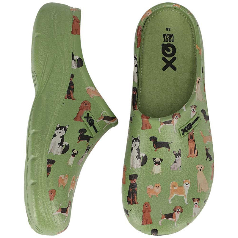 Een paar groene XQ Tuinklompen Dames met Dierenprint - Honden, met speelse hondenrassen, in zij- en bovenaanzicht.