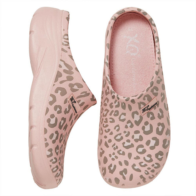 De XQ Tuinklompen Dames met Luipaardprint roze zijn lichtgewicht slip-on tuinklompen voor dames met een roze luipaardprint. Eén schoen wordt getoond vanaf de zijkant en één vanaf de bovenkant om de waterafstotende zool en het patroon te laten zien.