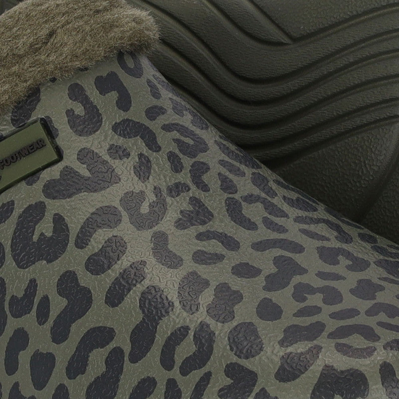 Close-up van XQ Tuinklompen Dames Met Bontje - Luipaardprint Camouflage groen, voorzien van een warme boord en afgebeeld op een zwart structuur oppervlak.