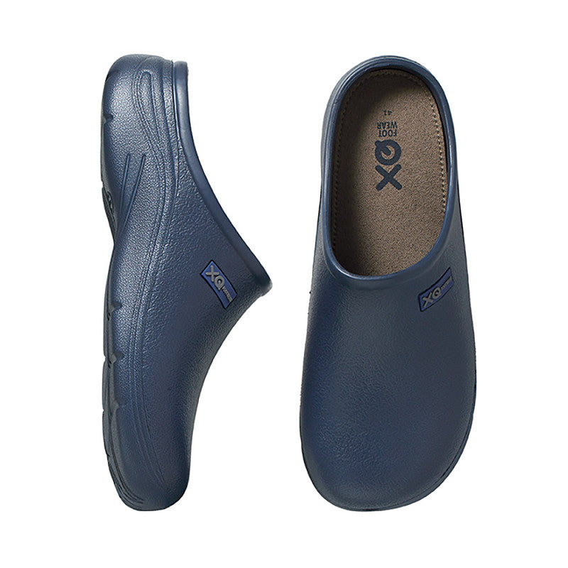 De XQ Tuinklompen Heren Navy is een lichtgewicht, slip-on klomp met een gestructureerd oppervlak en een afgeronde teen, te zien van opzij en van boven. Hij is voorzien van merkzolen en een antislip zool met eenvoudig profiel voor extra grip.