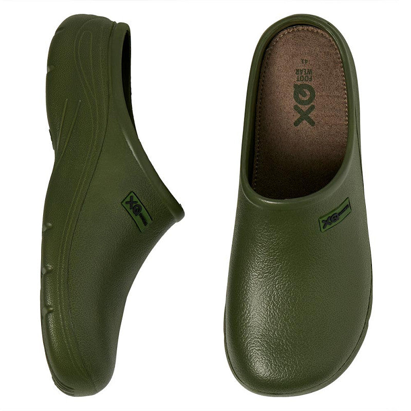 Twee XQ Tuinklompen Heren Olijfgroen zijn afgebeeld - één van de zijkant en één van de bovenkant. Deze lichtgewicht, slip-on klompen hebben een gesloten teen en waterafstotend ontwerp, met ECOX-merk op de binnenzool en zijkant.