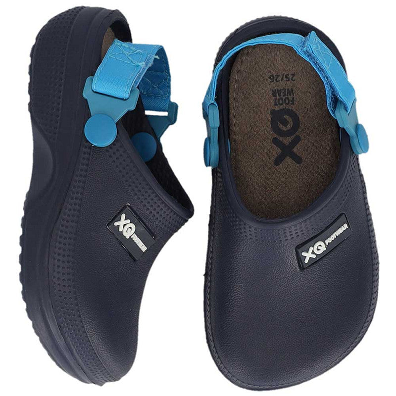 Een paar XQ Tuinklompen Kinderen - Met Klittenband Navy, gemaakt van lichtgewicht EVA met verstelbare blauwe hielbandjes, XQ Footwear logo, waterafstotend, structuurzool en gesloten tenen.