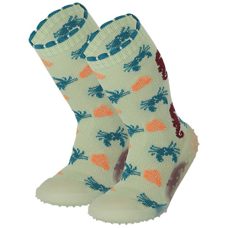 Strandsokken vs slippers voor kinderen: ontdek wat veiliger en comfortabeler is. Vergelijk grip, bescherming en gebruik voor strand en tuin.