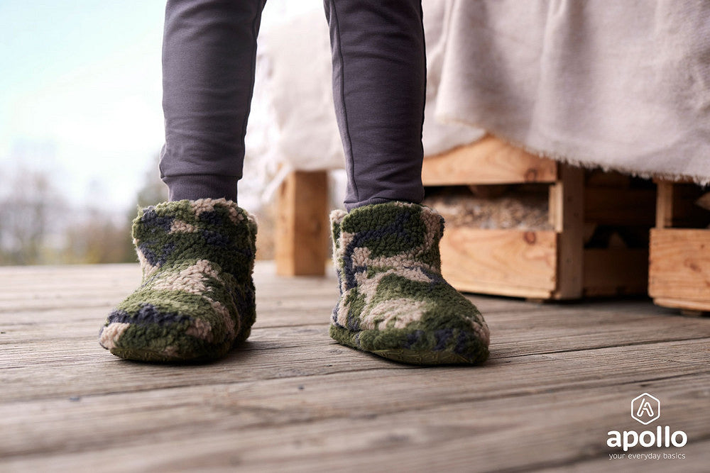 Warme sloffen op een houten vloer