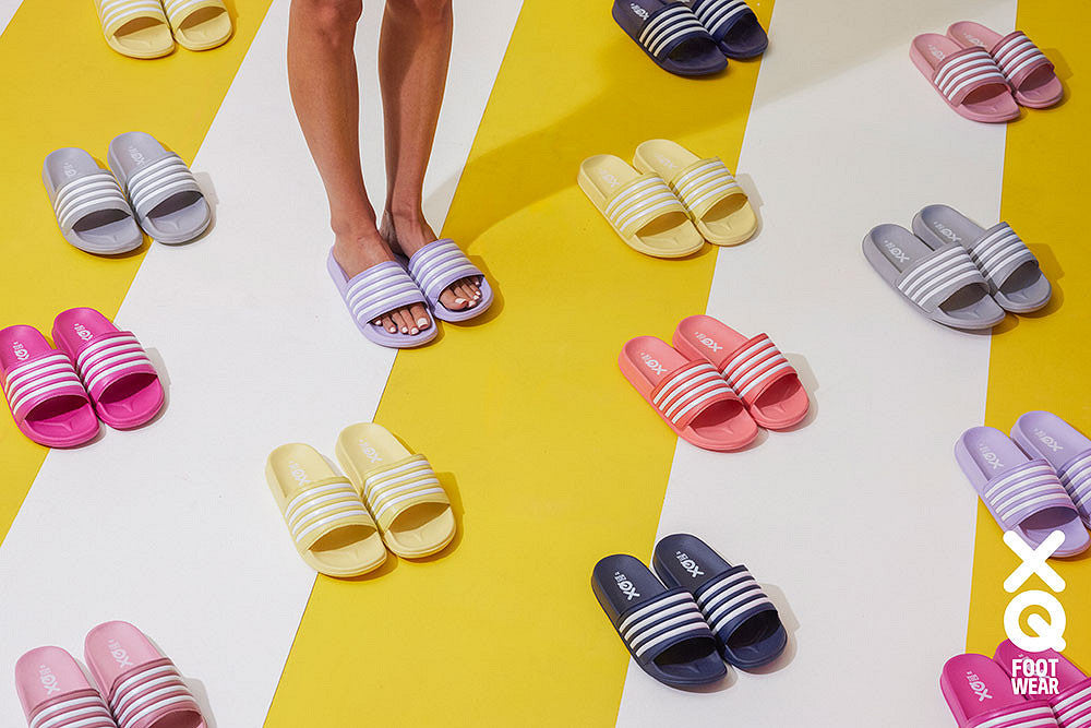 Kleurige slippers op een zomerse ondergrond