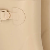 Close-up van de stijlvolle riem detail op XQ Ladies Rubber Rain Boots