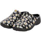 De XQ Tuinklompen Dames met Margrietjesprint zijn lichtgewicht zwarte instapklompen van EVA-kunststof met witte margrieten en gele harten, een iets verhoogde hak en een klein logo aan de zijkant.