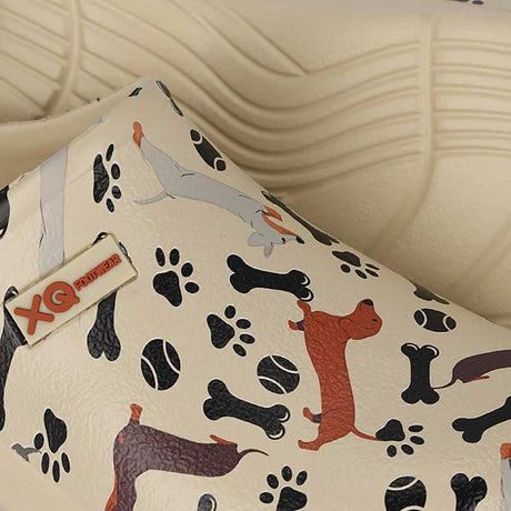 Close-up van teckel print op XQ dames tuinklompen