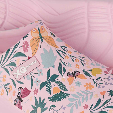 Close-up van de kleurrijke vlinderprint op XQ dames tuinklompen