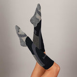 Volwassene draagt Xtreme skisokken multi zwart tijdens wintersport op de piste