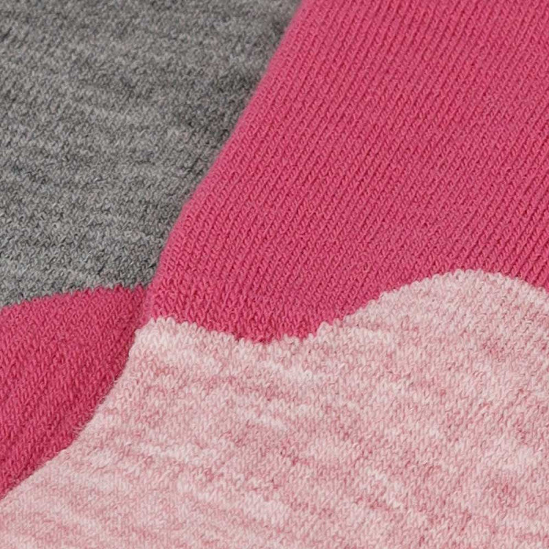Close-up van gepolsterde zones in Apollo roze skisokken voor extra comfort