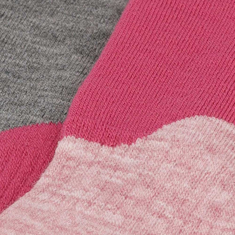 Close-up van gepolsterde zones in Apollo roze skisokken voor extra comfort