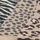 Close-up van de wilde dierenprint op Apollo sneakersokken met opvallend patroon