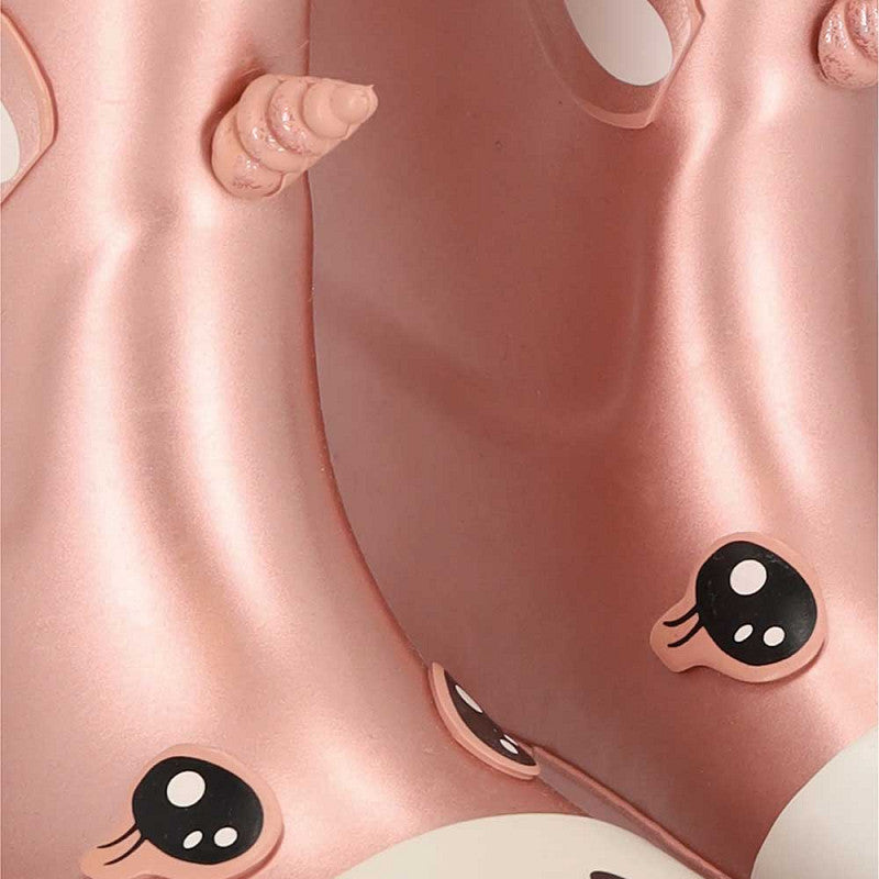 Close-up van unicorn print met regenboogkleuren op XQ kids rubber regenlaarzen