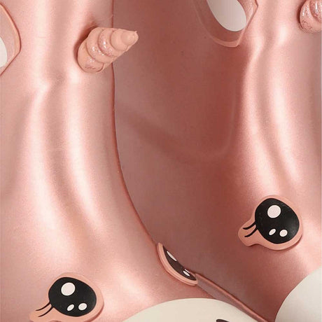 Close-up van unicorn print met regenboogkleuren op XQ kids rubber regenlaarzen