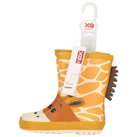 Kind draagt XQ rubber regenlaarzen giraf tijdens het springen in plassen