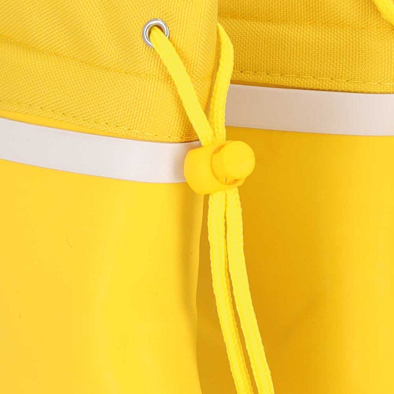 Close-up van klassiek gele kleur XQ kids rubber regenlaarzen