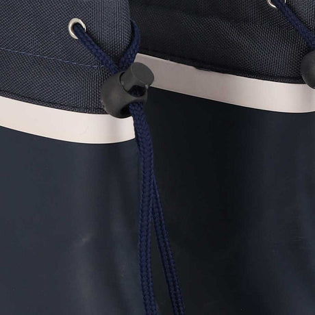 Close-up van navy blauwe kleur XQ kids rubber regenlaarzen