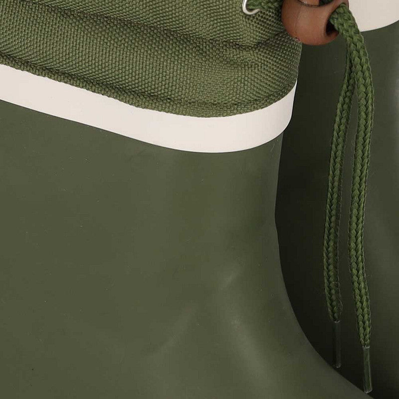 Close-up van khaki groene kleur XQ kids rubber regenlaarzen