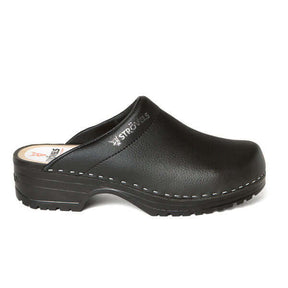 De Strovels 303 PU Open Zwart is een zwarte PU leren klomp met een gesloten teen, lage hak, dikke zool, witte stiksels, orthopedisch voetbed voor comfort en Strovels branding - perfect voor de agrarische sector.