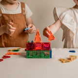 Kind bouwt gedetailleerde constructie met Gladi Magnetic Tiles 40-delige micro tegels