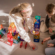Knikker rolt door zelfgebouwde baan van Gladi Magnetic Tiles knikkerbaan set