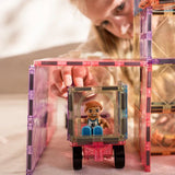 Kind bouwt 3D constructie met Gladi Magnetic Tiles 30 delig in pastelkleuren