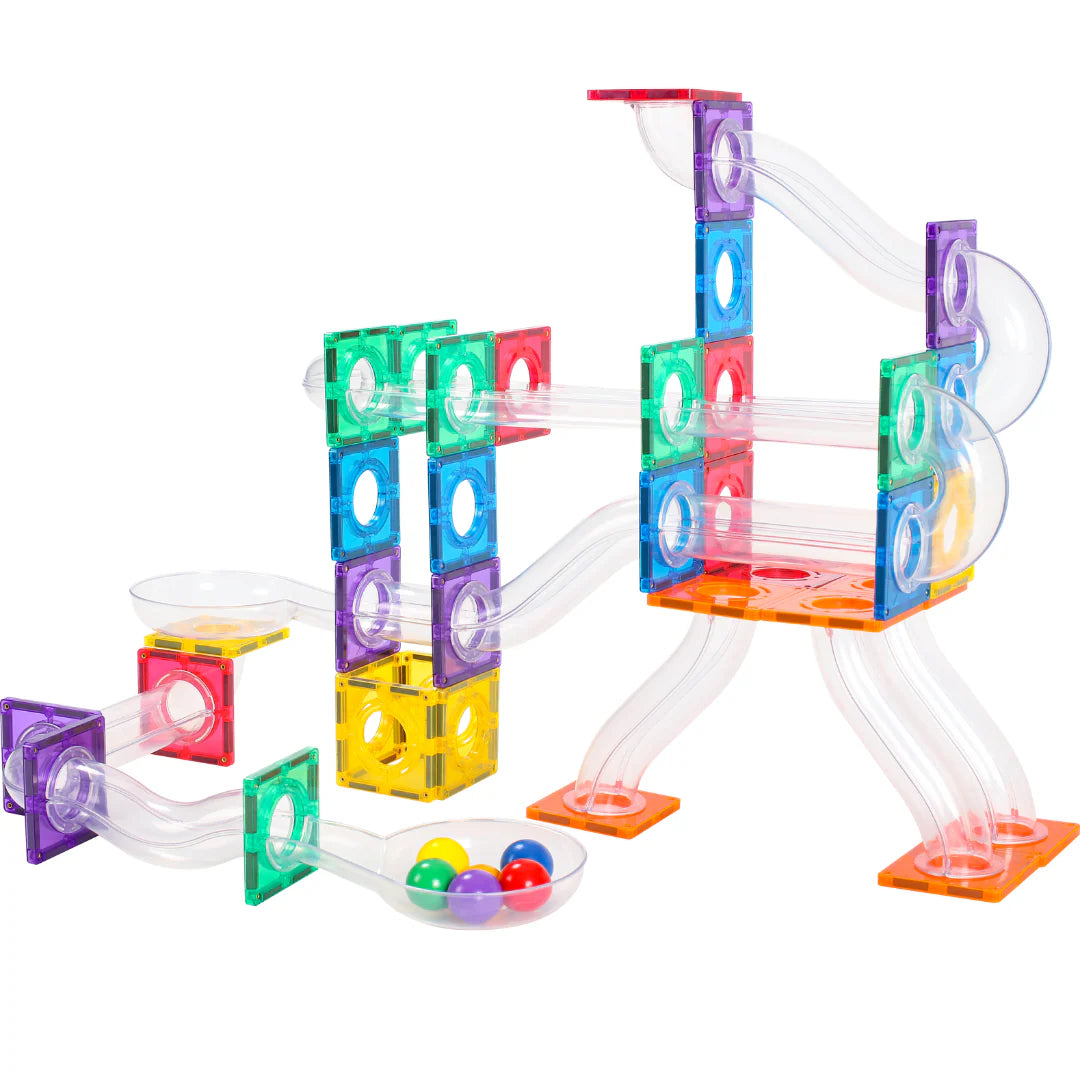 Kind bouwt knikkerbaan met glijbanen met Gladi Magnetic Tiles 60 delige set
