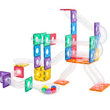 Kind bouwt knikkerbaan met glijbanen met Gladi Magnetic Tiles 60 delige set
