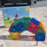 Close-up van micro formaat magnetische tegels vergeleken met standaard Gladi Magnetic Tiles