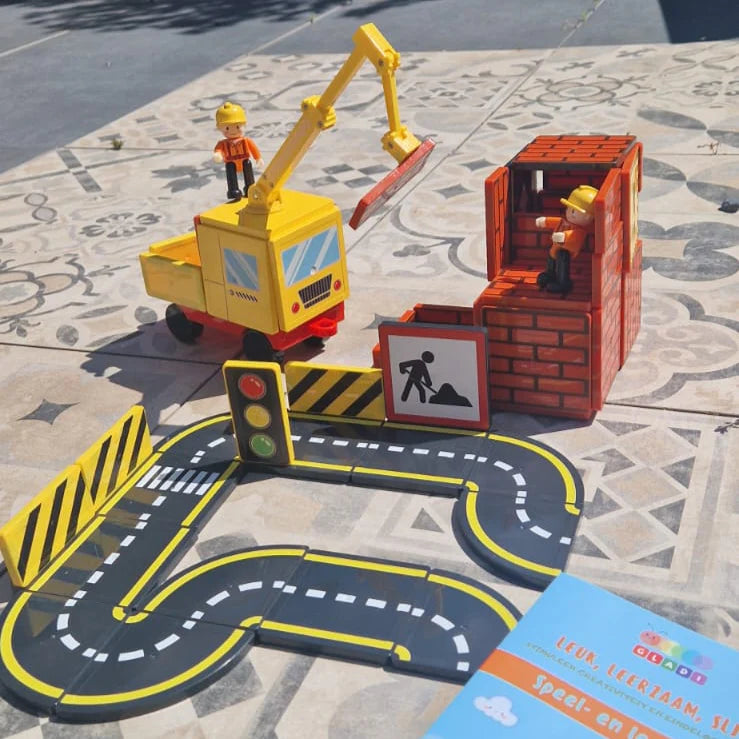 Close-up van kranen, voertuigen en bouwplaats-elementen uit Gladi 53 delige bouwplaats set